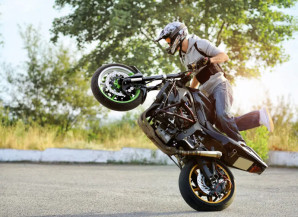 Motociclista que empinar a moto pode perder a CNH. Entenda!