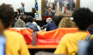 Comissão adia mais uma vez votação de proposta que proíbe união homoafetiva
