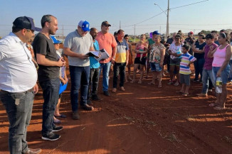 Famílias beneficiadas em projeto recebem manual de construção de casas