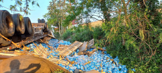 Carreta tomba em rotatória do anel viário e esparrama carga de cerveja