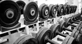 Homem de 68 anos sofre parada cardíaca e morre durante treino em academia