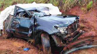 Veículo com idosos capota e para em ribanceira na MS-040