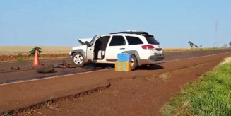 Motorista morre ao bater carro na lateral de trator na BR-463