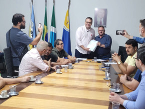 Prefeito entrega na Câmara peça orçamentária de R$ 1,8 bilhão para 2024