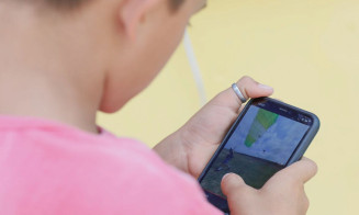 Governo lança consulta sobre uso de dispositivos digitais por crianças