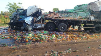 Motorista morre em acidente envolvendo duas carretas na BR-267