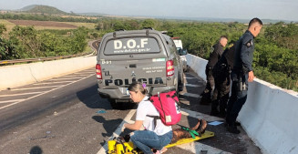 Policiais do DOF socorrem vítima de acidente na Serra de Maracaju