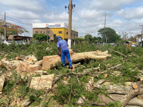 Equipes limpam rastro de sujeira de temporal em Dourados