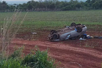 Mulher morre e filha fica ferida em capotamento na BR-060