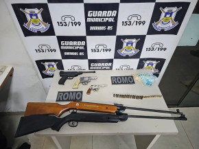 Após disparo em via pública, homem é preso com armas e munições