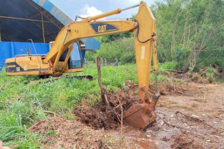 Acúmulo de lixo em córrego provocou alagamento de casas no 4º Plano