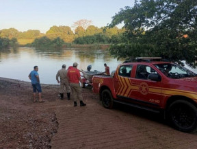 Homem entra em rio para pescar e desaparece, bombeiros fazem buscas