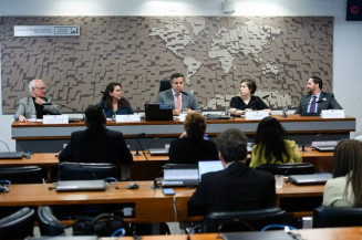 Especialistas defendem financiamento público do jornalismo e regulação de plataformas digitais