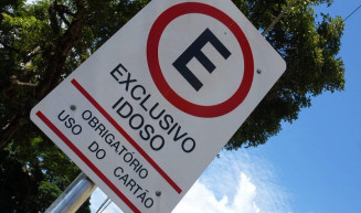 Comissão aprova projeto que prevê gratuidade de estacionamento a idosos
