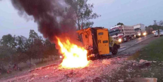 Bandidos explodem carro-forte, dois morrem e dinheiro espalha na pista