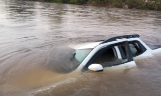 Picape cai no rio Taquari em cidade de MS e motorista desaparece