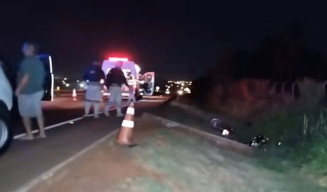 Motociclista perde controle da moto, bate em meio-fio e carona de 15 anos morre