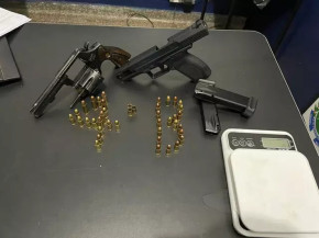 Trio é preso em casa com drogas, armas e garotas de programa