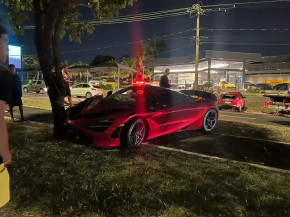 McLaren fica destruída em colisão entre carros na Capital