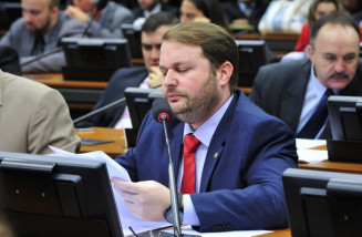 Projeto obriga motoristas de aplicativo a dispor de troco para pagamentos em dinheiro
