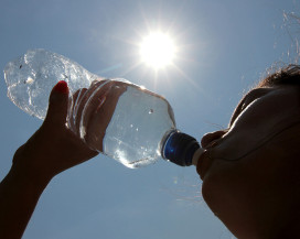 Governo publica portaria que obriga distribuição gratuita de água em eventos feitos em dias de calor