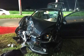 Motorista perde controle e bate carro em portão de estádio em Nova Andradina