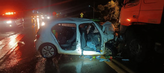 Motorista de carro morre e passageiros ficam feridos em batida contra carreta na BR-163