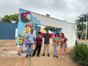 Pórticos da praça ganham pintura de representação natalina