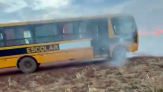 Ônibus escolar pega fogo com alunos dentro em MS