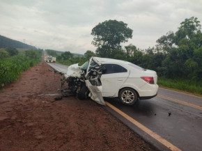 Prisma tem frente destruída e motorista morre em colisão contra caminhonete