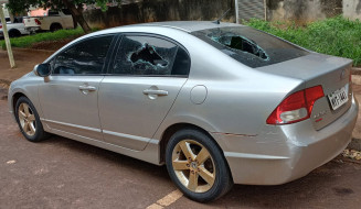 Motorista é levado à delegacia por quebrar vidros de carro a martelada no trânsito