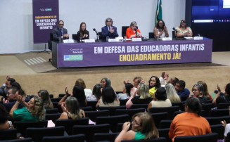 Debate alerta para empobrecimento de mulheres que trabalham na educação infantil