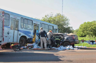Motorista com carro lotado de cigarro morre ao bater contra ônibus