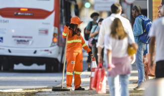 Comissão aprova piso salarial de dois salários mínimos para trabalhador essencial de limpeza urbana