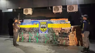 Dupla tenta fugir da polícia e entrega entreposto com 1 tonelada de maconha