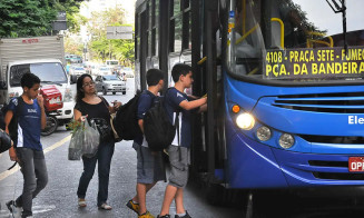 Volume de serviços recua 0,6% em outubro
