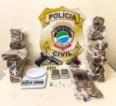 Polícia Civil apreende quatro adolescentes infratores envolvidos em atos infracionais análogos ao crime de roubo a veículo e prende dois adultos em flagrante por tráfico de drogas e porte de
