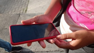 Ladrão rouba celular de mulher em frente de casa e a joga no chão