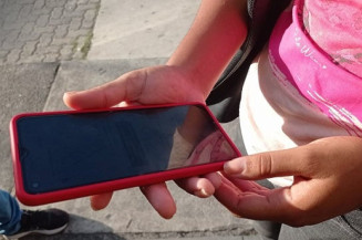 Ladrão rouba celular de mulher em frente de casa e a joga no chão