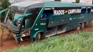 Ônibus cai em barranco e deixa oito passageiros feridos