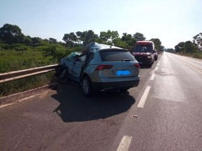 Carro bate em guard-rail e duas pessoas morrem na BR-262