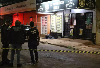 Dupla em moto dispara 63 tiros contra homem em conveniência