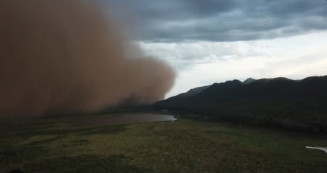 Tempestade de areia forma nuvem e encobre céu na Serra do Amolar
