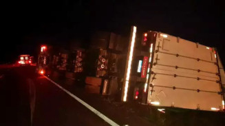 Motorista perde controle e tomba caminhão às margens de rodovia