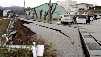 Japão tem 30 mil casas sem luz após terremoto e alerta de tsunami