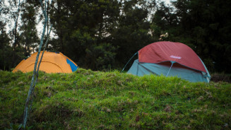 Mulher dá à luz em camping e abandona criança em barraca