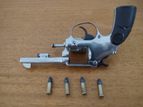 Polícia Civil prende homem por posse irregular de arma de fogo e munições