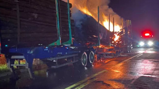 Carreta com carga de eucalipto fica destruída ao pegar fogo