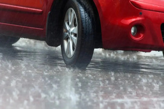 Entenda por que devemos ficar dentro do carro durante chuva com raios e quando fios de alta tensão se rompem