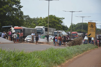Falta d'água: Indígenas fecham a MS-156 entre Dourados e Itaporã
